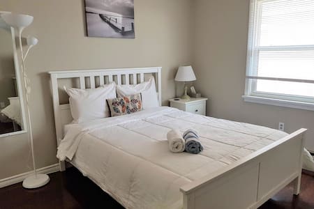 Cozy Retreat - Relax in a Queen Bed & Netflix