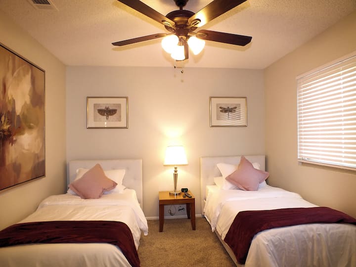 ห้องนอนที่ 2 มีเตียงคู่และพื้นที่ดูทีวีพัดลมเพดานและพื้นที่ตู้เสื้อผ้ารวมถึงหนังสือให้อ่านและเล่นเกม 