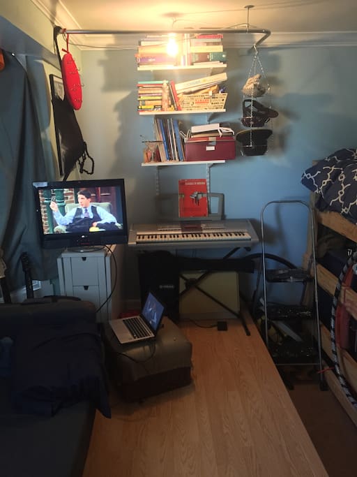 The room has a unique "stage" infront of the bay window. TV plugs into your laptop (no cable)