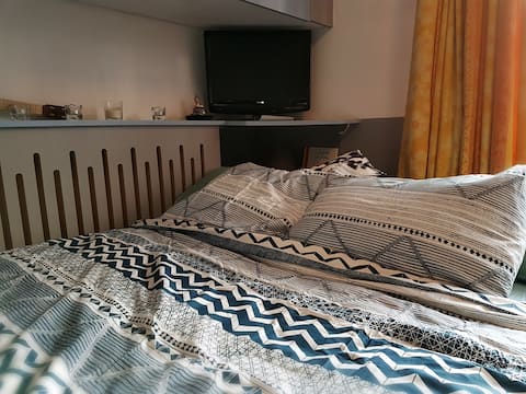 Charmant Studio Lit Double, WIFI et Cuisine éq