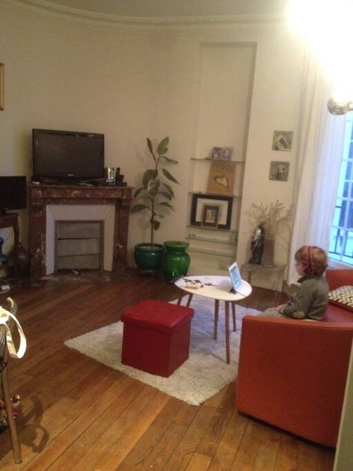un salon spacieux avec espace salle à manger