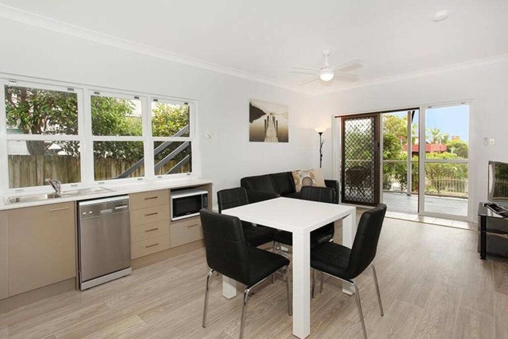 Well equiped and comfortable kitchen and dining area