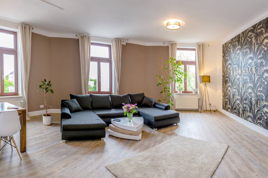Blick ins großzügige Wohnzimmer