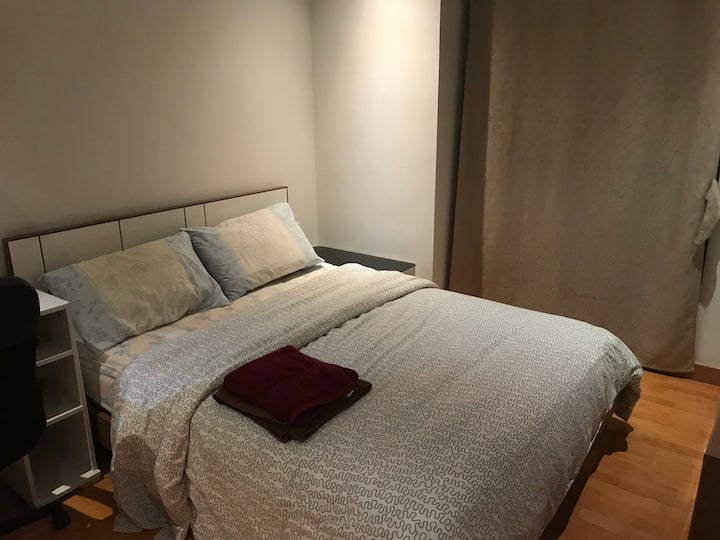 כריות, סדין וציפיות, מצעים, שמיכה ומגבות מוכנים לשהייה שלכם.