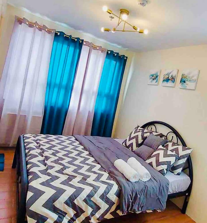Dormitorio principal (cama tamaño queen) con balcón privado