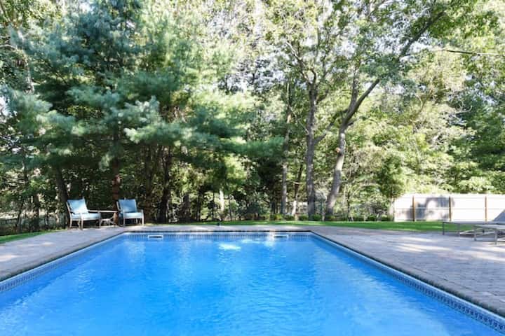 Spacious Home! Perfect Location! Saline Pool! - Bridgehampton, NY