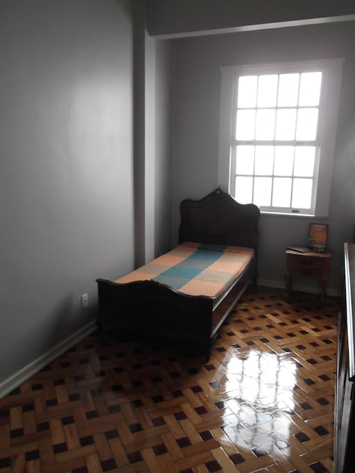 Quarto com Cama de Solteiro e mesa de cabeceira
