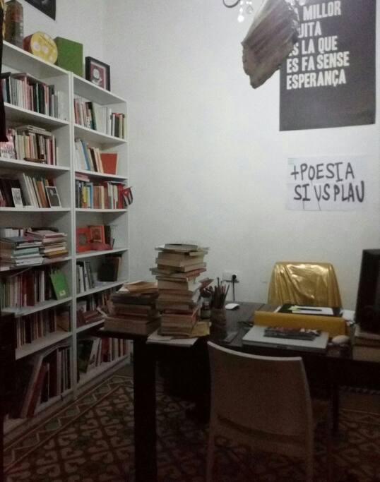 Habilitamos el estudio como habitación individual, queda muy acogedora y artística.