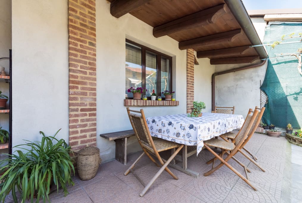 e se volete vi serviamo la colazione nel cortile in mezzo al verde