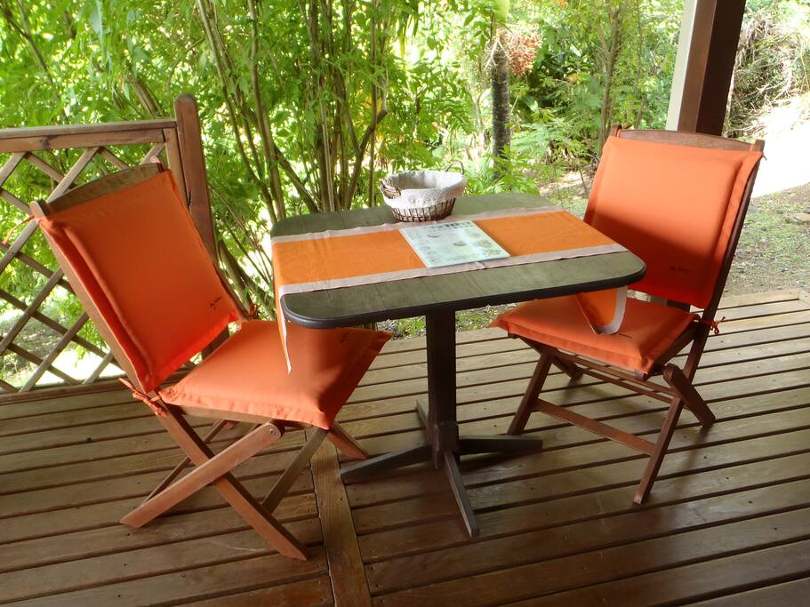 Coin repas sur terrasse