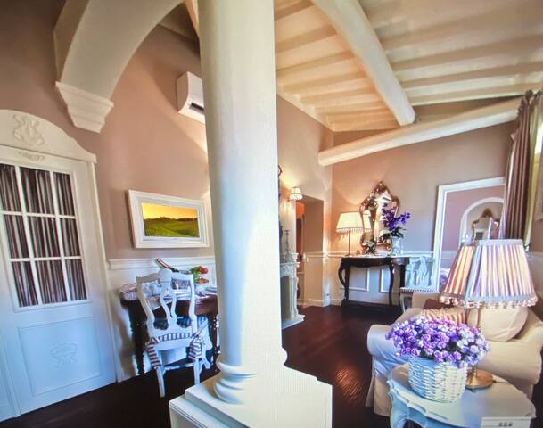 Ponte Vecchio Luxury – Daily Cleaning Available!