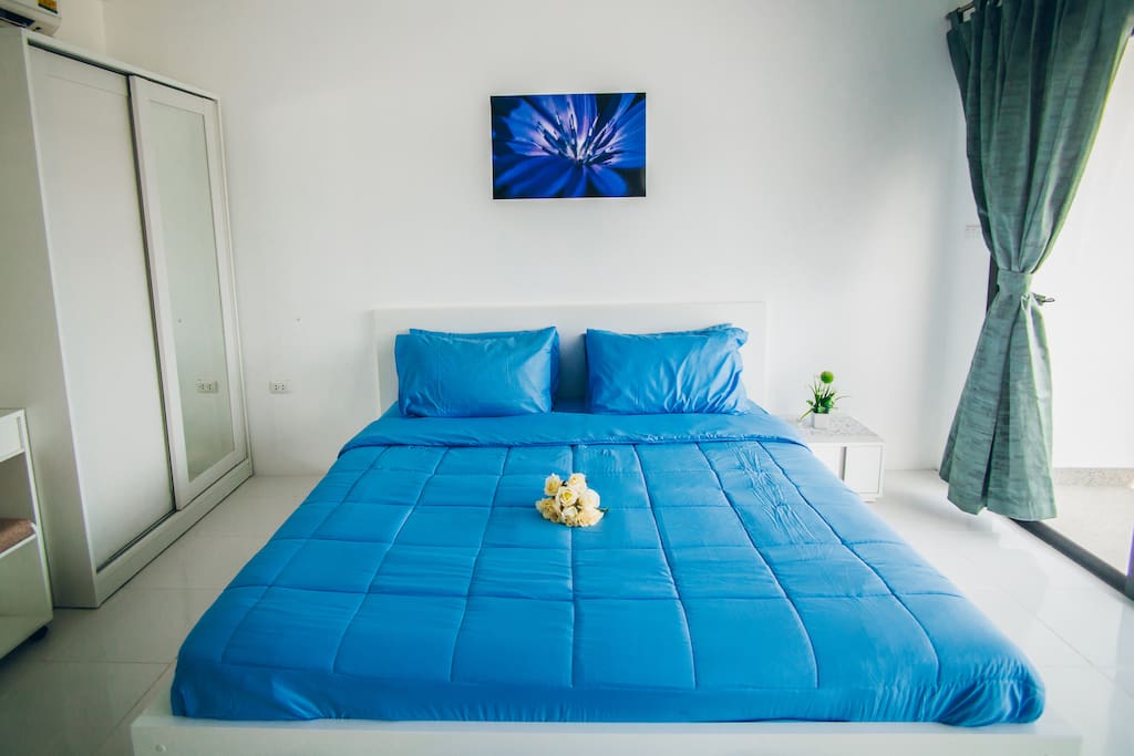Bed:King-size.
