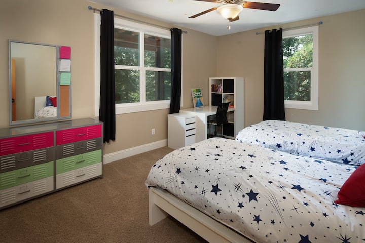 ห้องสำหรับเด็กมีเตียงแฝด 2 เตียง