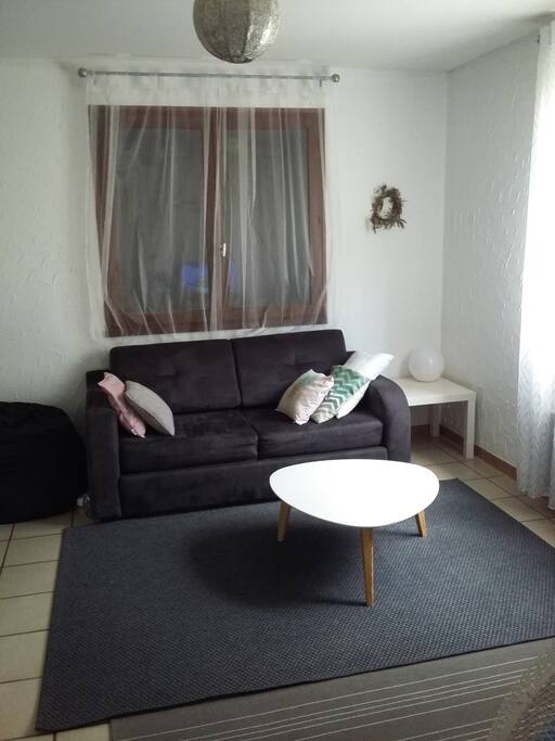 Ce canapé est convertible très facilement et offre un vrai matelas confortable