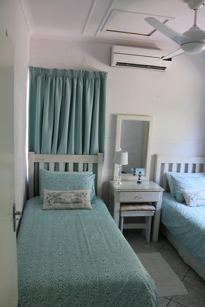 ツインシングルベッドを備えた2つ目のベッドルーム-両方のベッドルームにはエアコンがあります