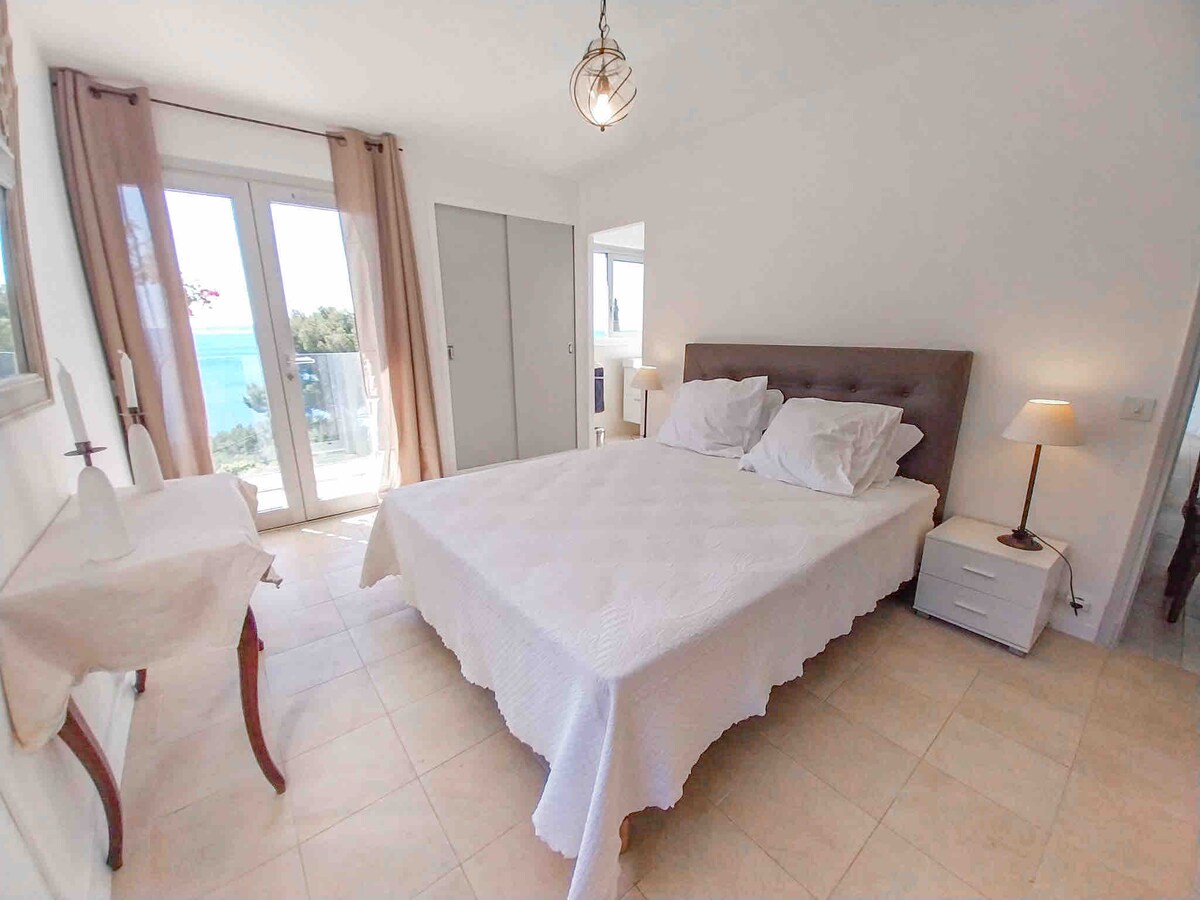 クイーンサイズベッド、バスルーム、バルコニー付きAzureスイート 