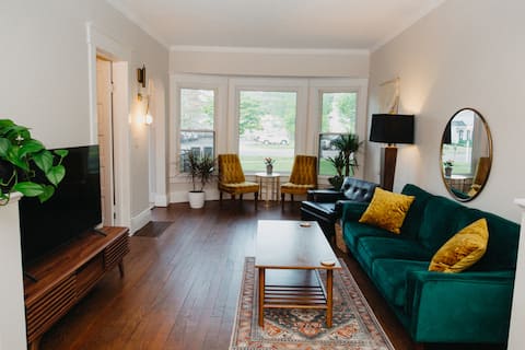 Lavish Lakeside Historic Downtown Home-Beach 1.5mi