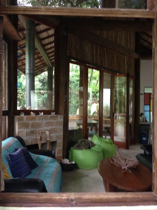 dois ambientes na sala.Uma com lareira