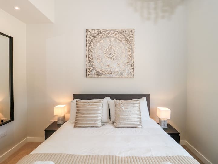 宽敞舒适的主卧室，天花板很高，非常舒适，享受完美的夜间睡眠。