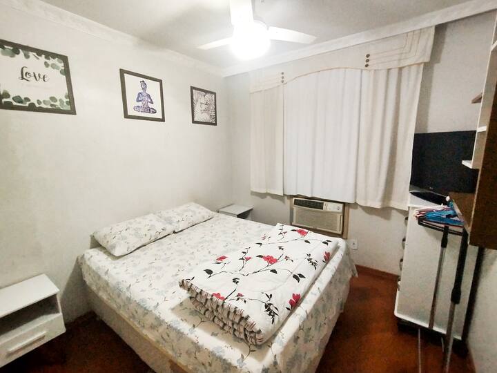 Quarto1 - cama de casal queen size
*Com TV 32 polegadas, canais de tv aberta, ventilador de teto, ar condicionado e cômoda.