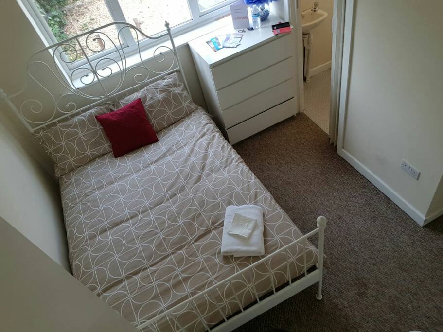 Double bedroom with ensuite bathroom overlooking the garden