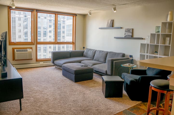 Downtown Condo 3 blocks from US Bank
