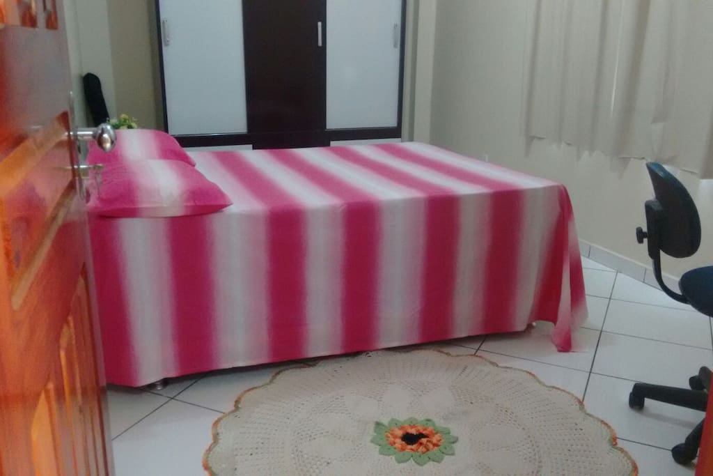 quarto decorado com roupas de cama disponíveis