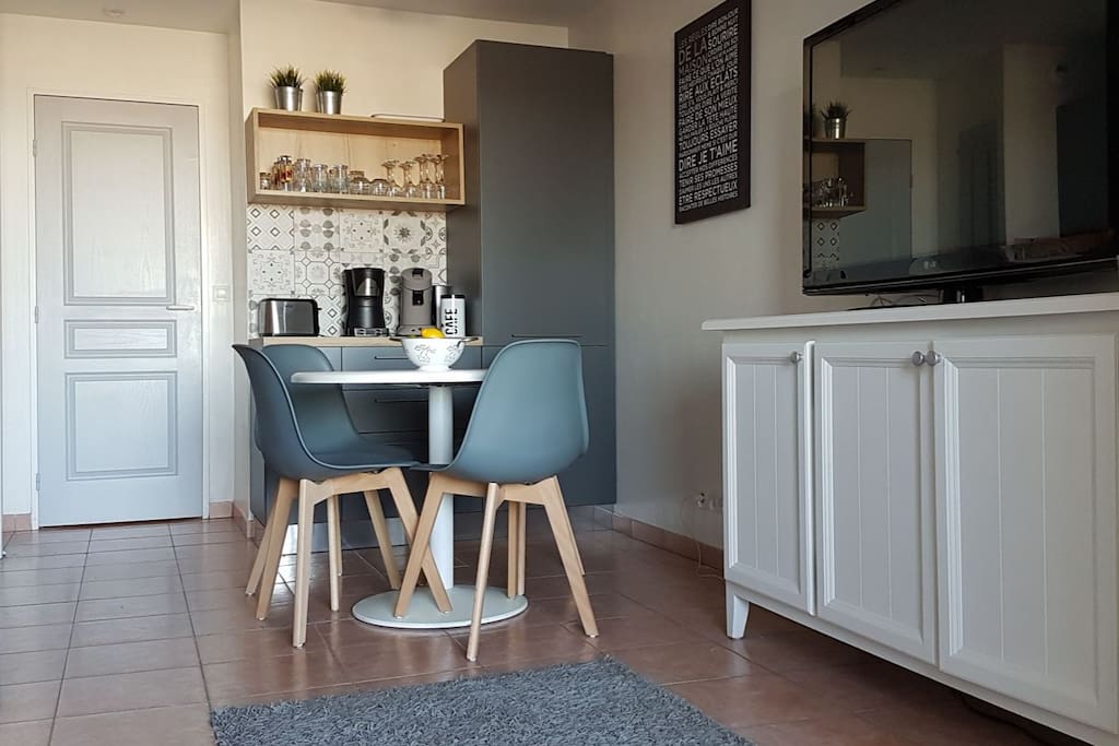 Cuisine équipée avec tout le nécessaire pour se préparer un bon repas