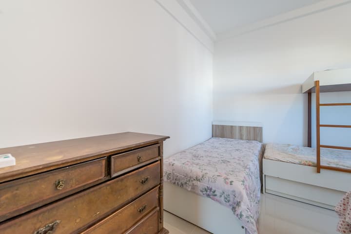 Tiene una treliche, 2 camas individuales.