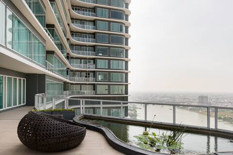 Urban Living on the Riverfront in a Luxe High-Rise Apartment