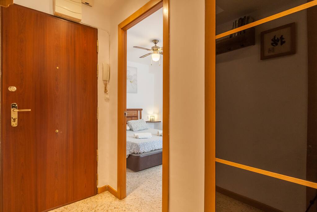 Dormitorio principal al lado puerta entrada.