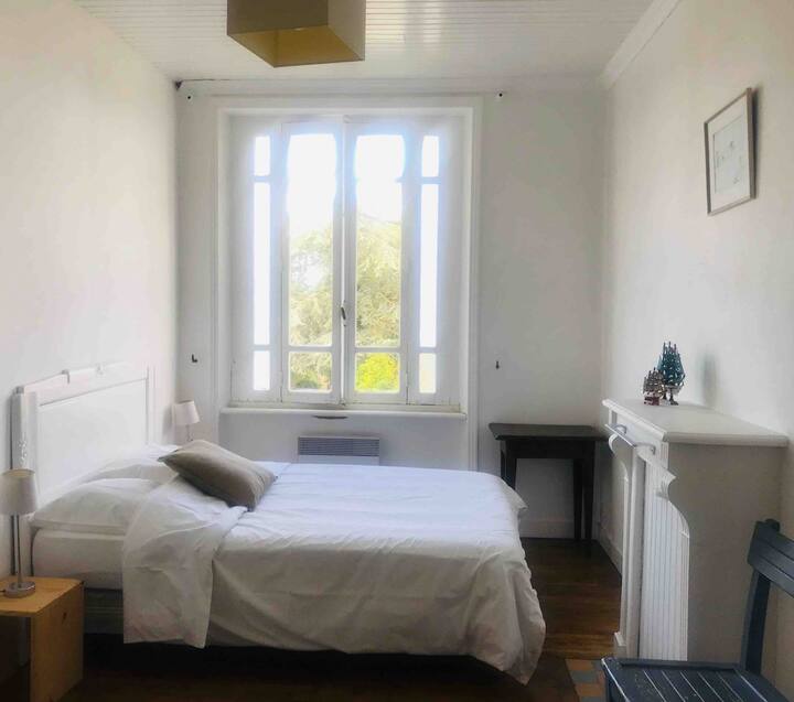 Chambre côte Ouest avec cabinet de toilette indépendant
