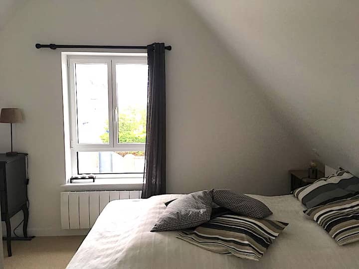 楼上5号卧室配有双人床和水槽