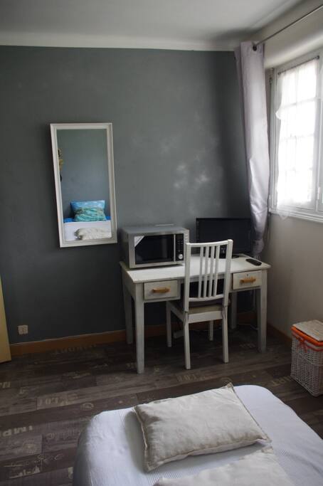 Micro ondes, télévision, wifi bureau et chaise de travail.