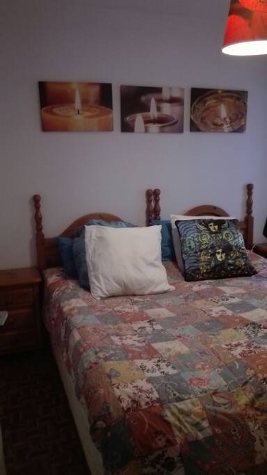 Habitación práctica y confortable.