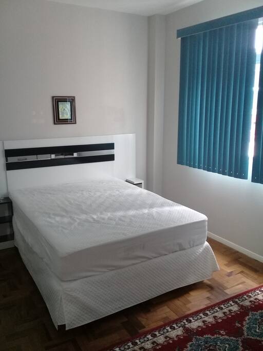 Quarto de casal com cama box