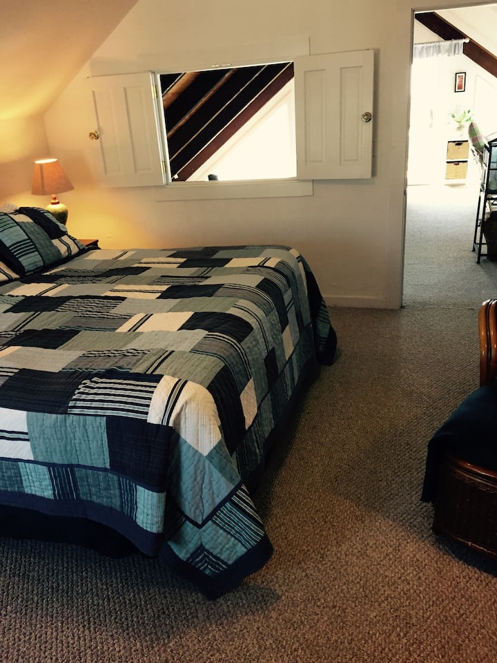 ზემოთ საძინებელი დიდი ზომის კომფორტით.