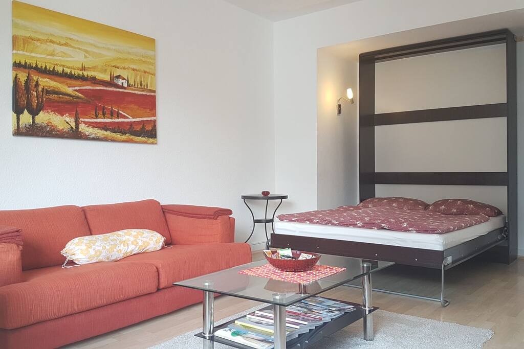 Wohn- und Schlafzimmer - the living area is thanks to clever usage of furniture very spacious
