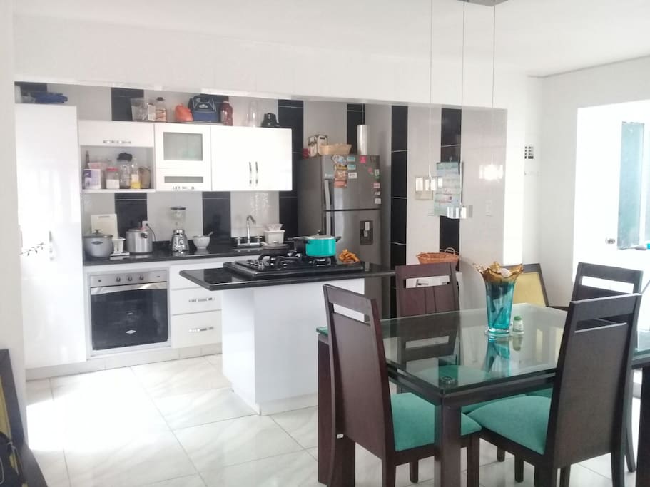 Comedor y cocina americana al fondo.