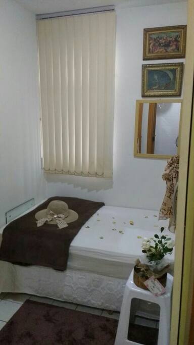 Ótima vedação, fica bem escura e confortável para dormir. Muito clara e iluminada durante o dia