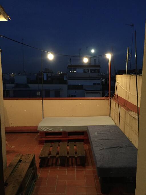 Un rincón chill out en la amplia terraza para disfrutar de las noches de verano.