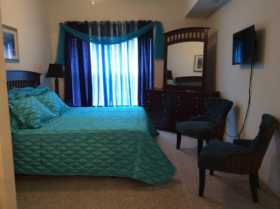 King size master bedroom (downstairs)