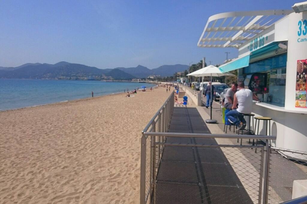 Plage publique devant l'appartement avec cabane snacks