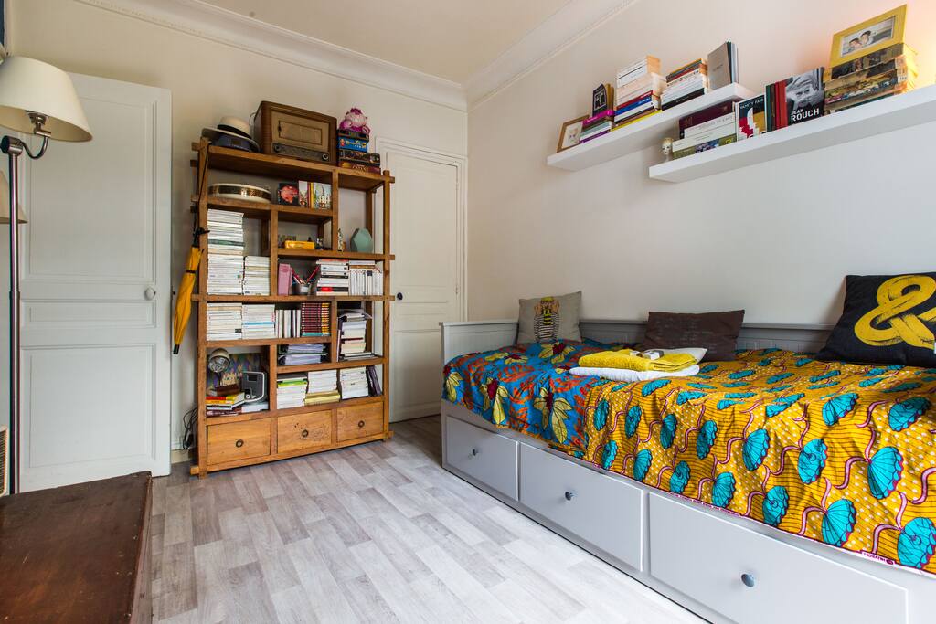 la chambre avec le lit banquette, en face la porte de la sdb