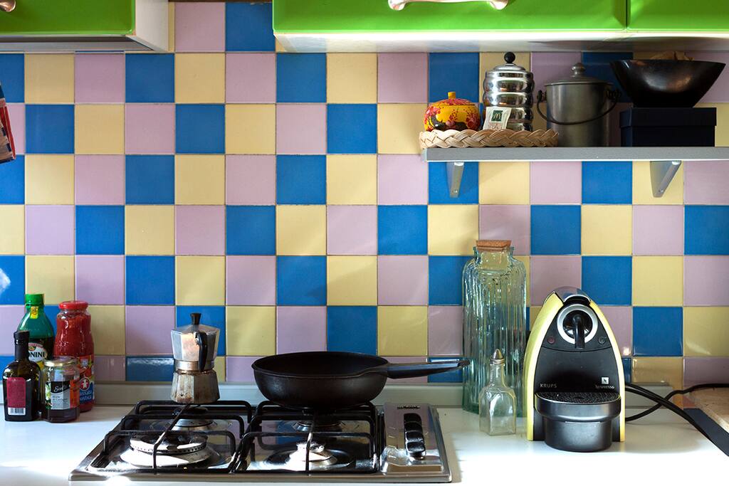 In cucina, l'area cottura.