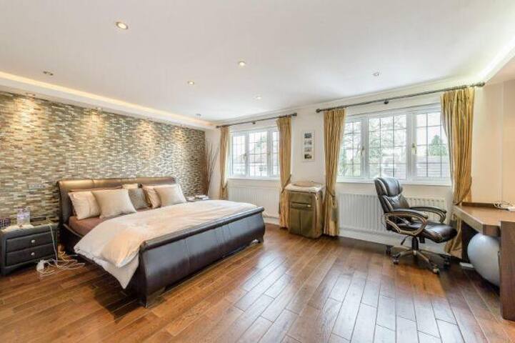 Luxury House in Pinner, 30 min to Central London. gallery image 2