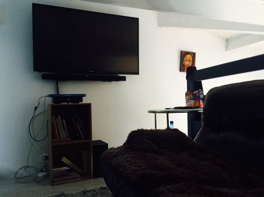 Coin télé dans la mezzanine. Barre de son et Bebox télé...