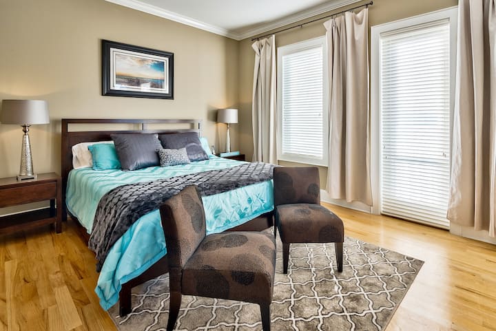 Dhoma e madhe kryesore e gjumit ka krevat të rehatshëm "king size" me banjë ngjitur