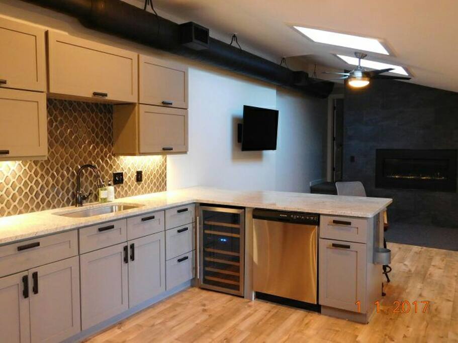 Full Kitchen, great for friendly conversation