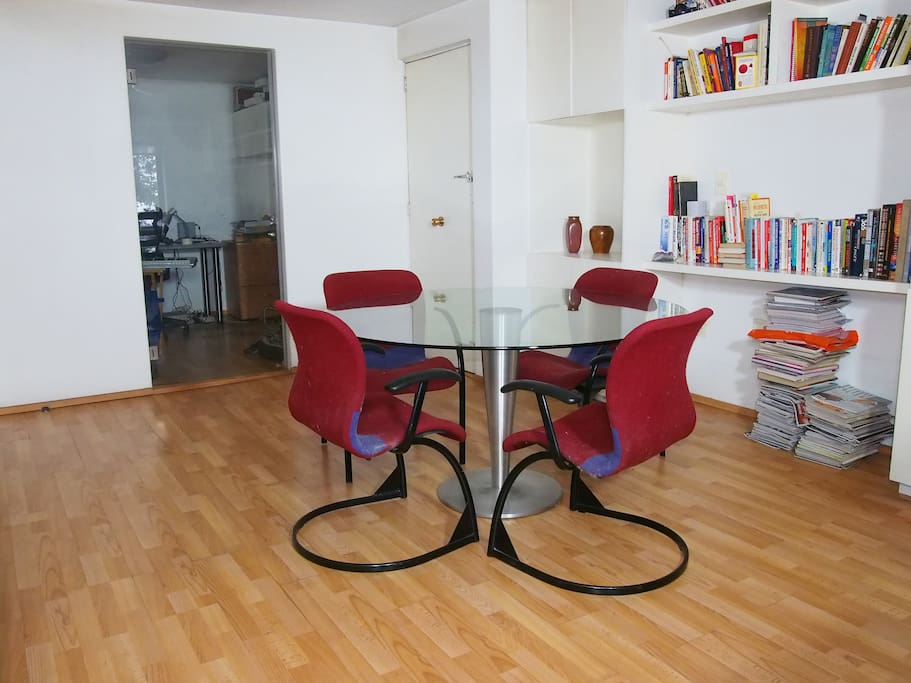 Un acogedor comedor para disfrutar tus comidas, desayunos y cenas.
A cozy dining room to enjoy your meals, breakfast and dinner.